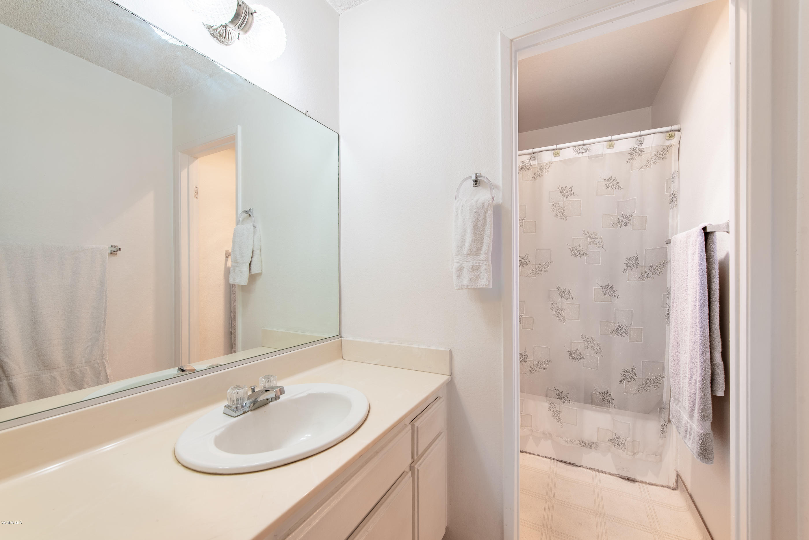 6479 Penn Street, Unit C Moorpark, CA 93021 - Photo 13 of 19 6479 Penn St Moorpark-18 Bathroom 2