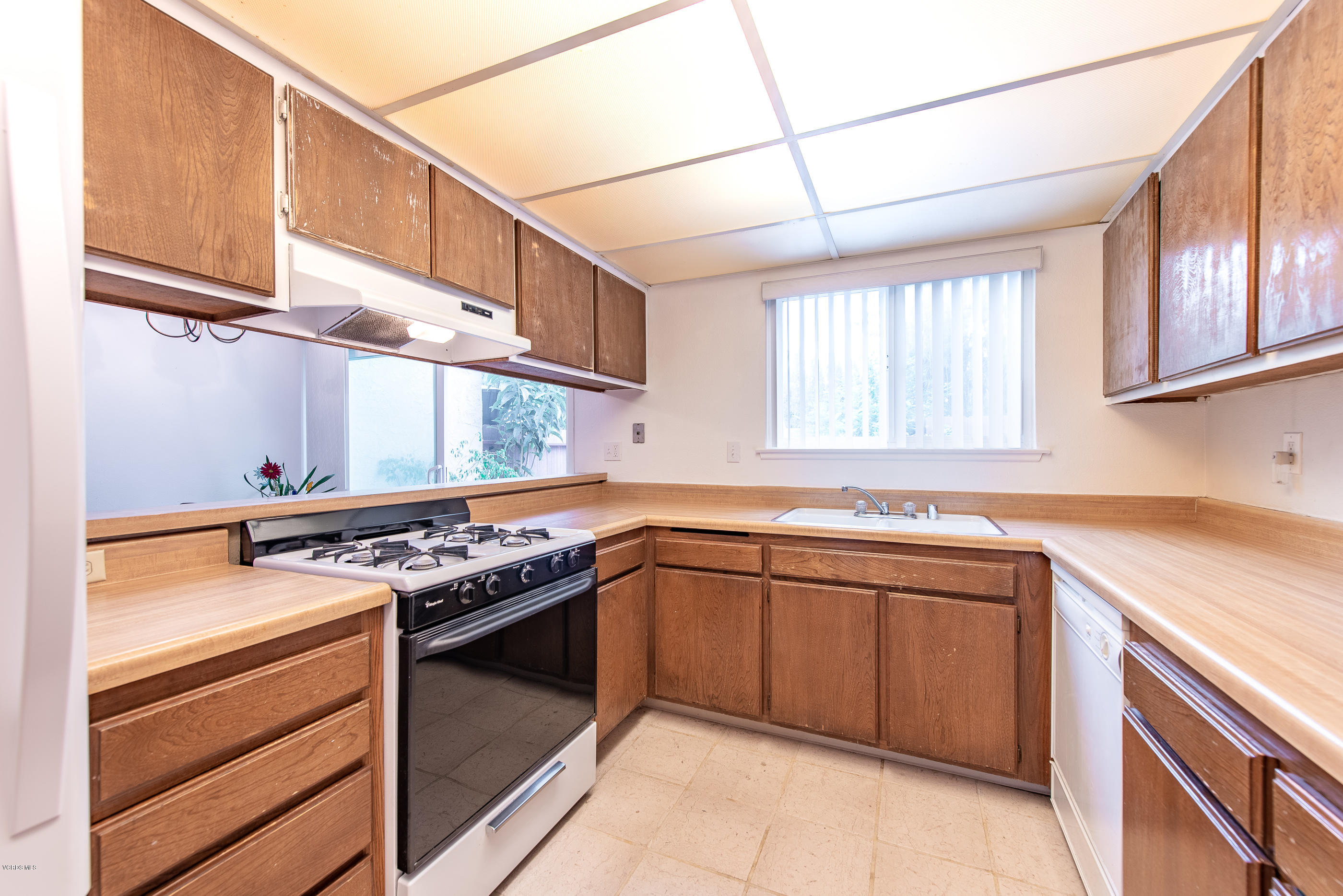6479 Penn Street, Unit C Moorpark, CA 93021 - Photo 7 of 19 6479 Penn St Moorpark-9 Kitchen