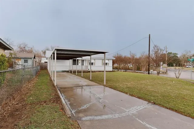 a view of a backyard