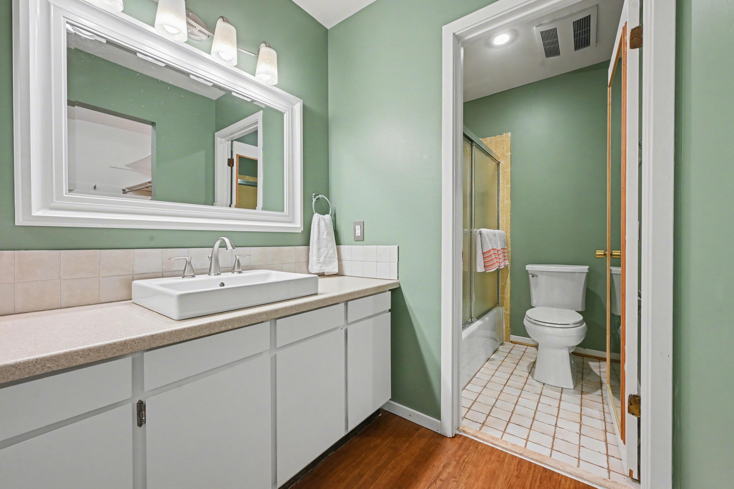 125 Balmoral Court Kalamazoo, MI 49006 - Photo 15 of 23 Primary Bathroom