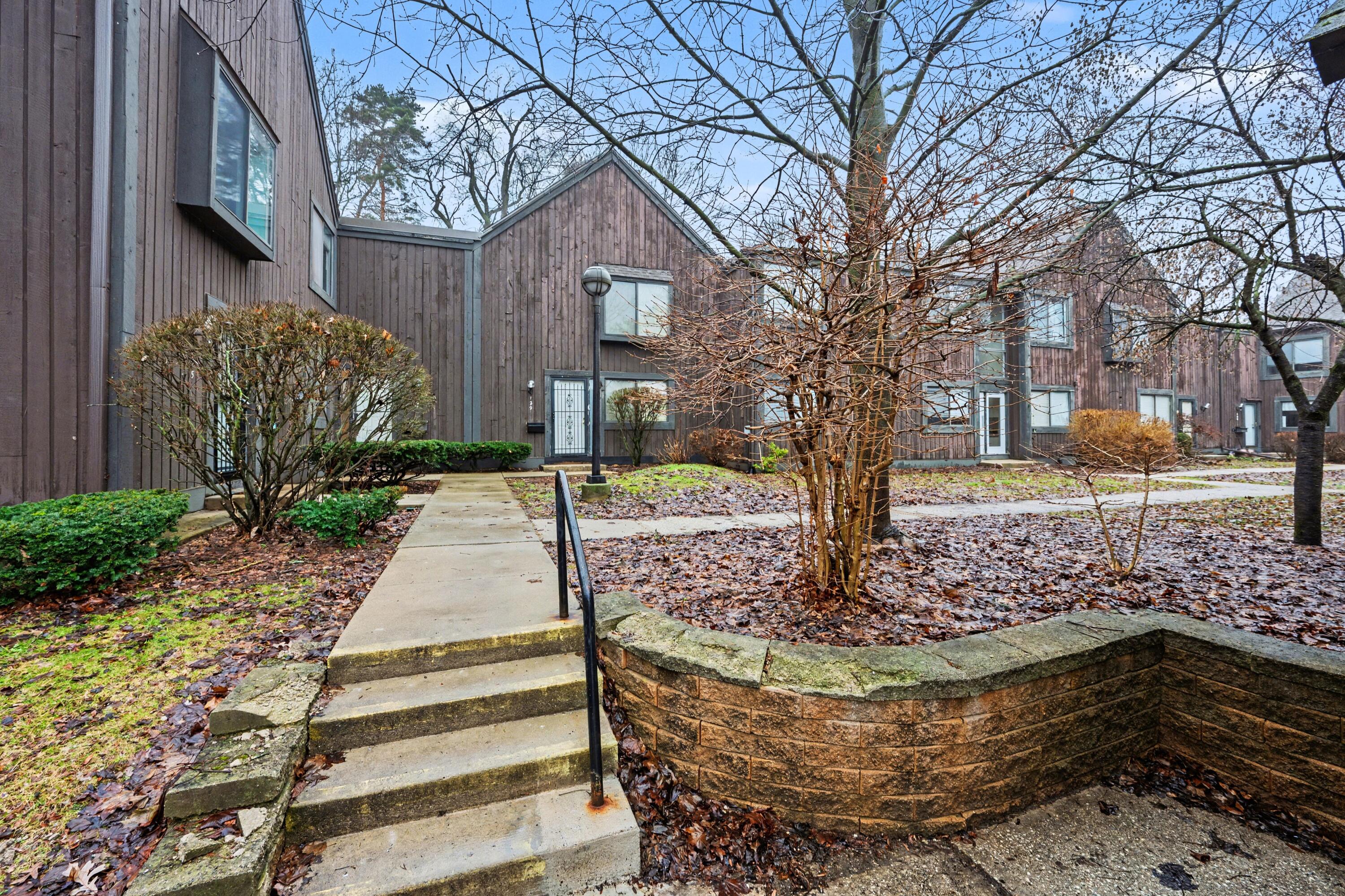 125 Balmoral Court Kalamazoo, MI 49006 - Photo 3 of 23 Stairs to Entrance