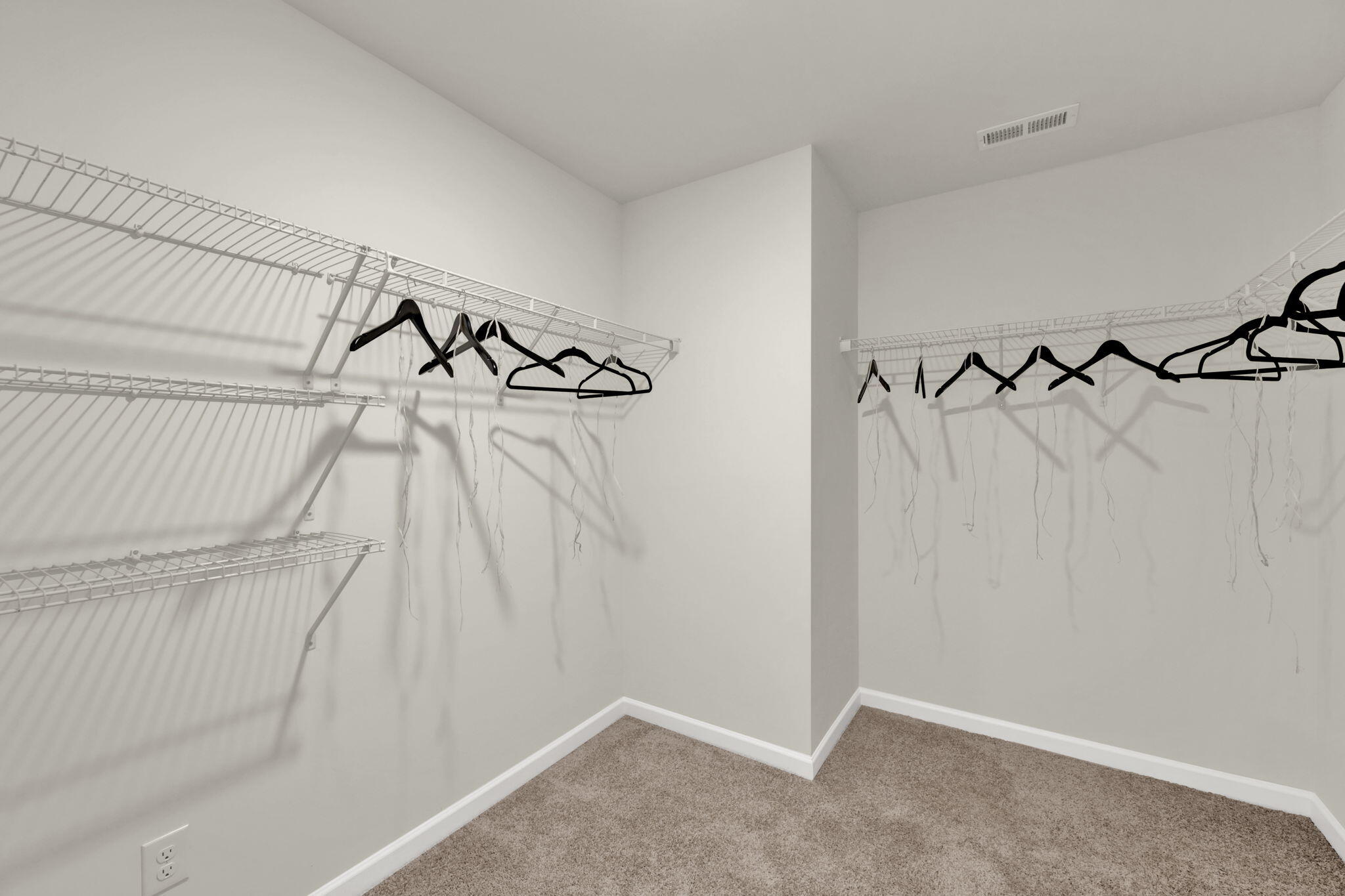553 Fox Den Circle Dalton, GA 30721 - Photo 21 of 46 14.1 - Walk-in Closet