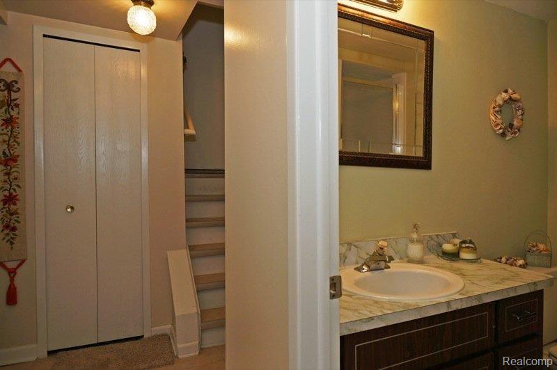 18612 Gill Road Livonia, MI 48152 - Photo 15 of 23 Bathroom / Hallway