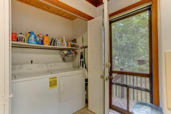 2255 Scarborough Way Bushkill, PA 18324 - Photo 11 of 24 a utility room with dryer and washer