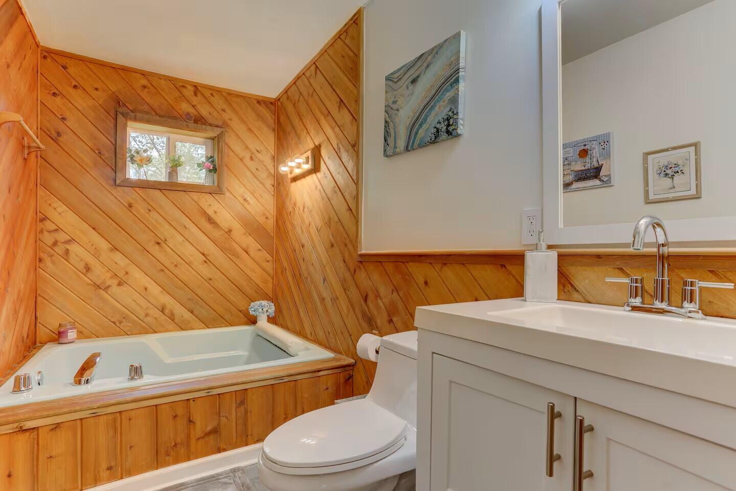 2255 Scarborough Way Bushkill, PA 18324 - Photo 22 of 24 a bathroom with a sink a toilet and bathtub