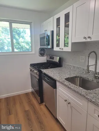 $2,000 | 2825 Kalmia Lee Court, Unit 301, Falls Church, VA 22042