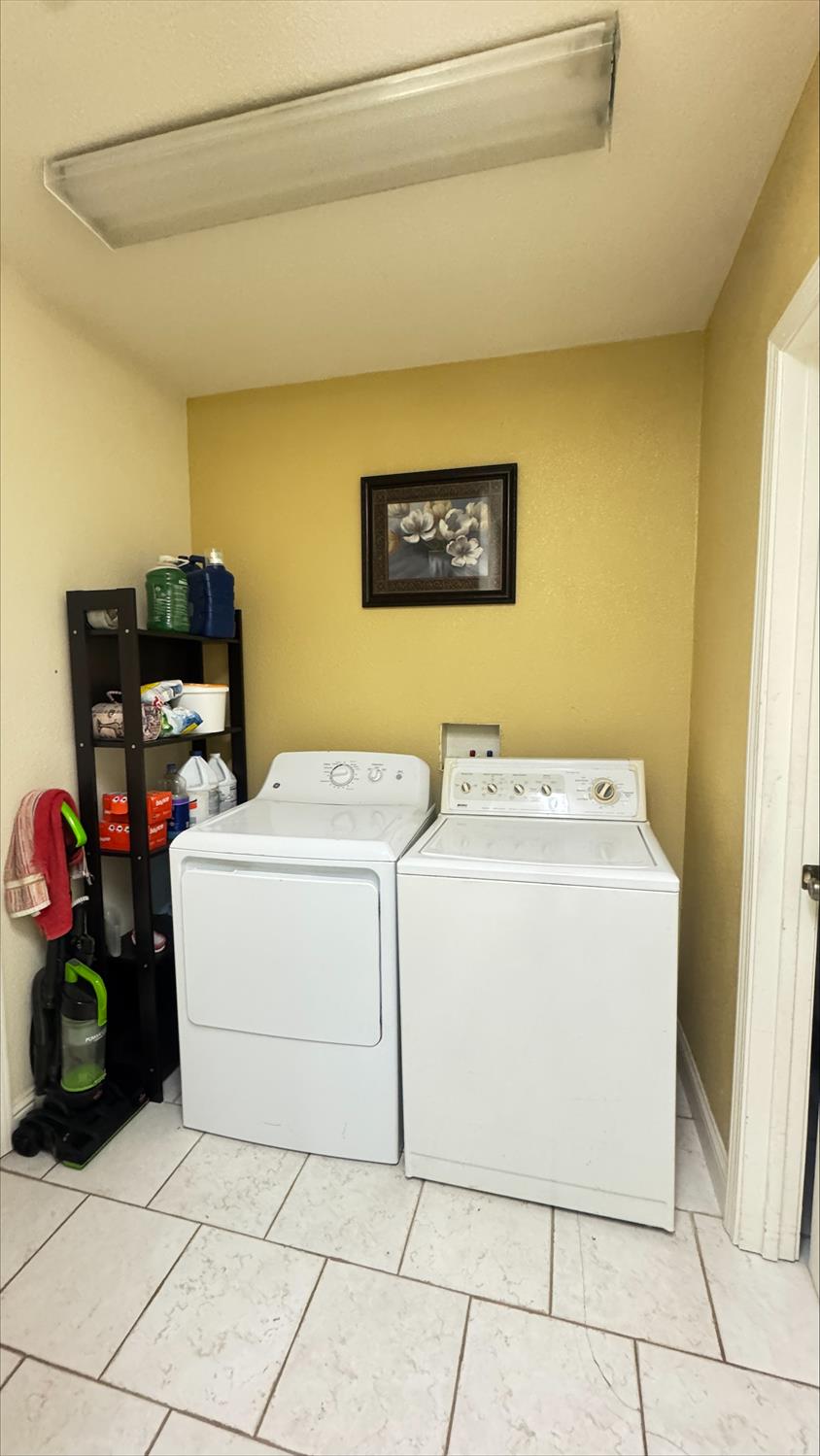 410 Sage Street Gridley, CA 95948 - Photo 15 of 43 a utility room with dryer and washer