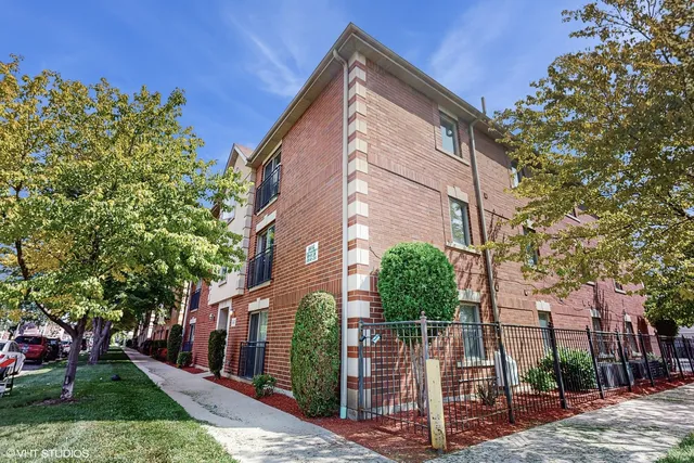 $219,000 | 3447 Ridgeland Avenue, Unit 301, Berwyn, IL 60402