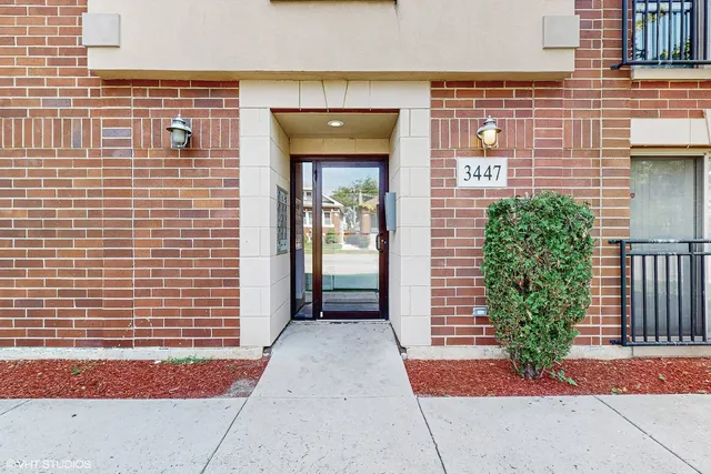$219,000 | 3447 Ridgeland Avenue, Unit 301, Berwyn, IL 60402