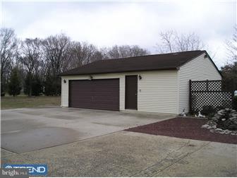 1823 Columbus Road Burlington, NJ 08016 - Photo 2 of 12 Garage