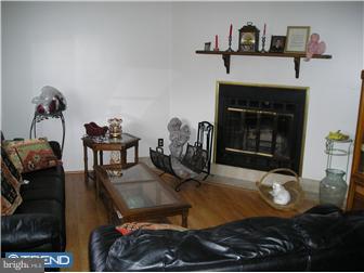 1823 Columbus Road Burlington, NJ 08016 - Photo 4 of 12 Living Room
