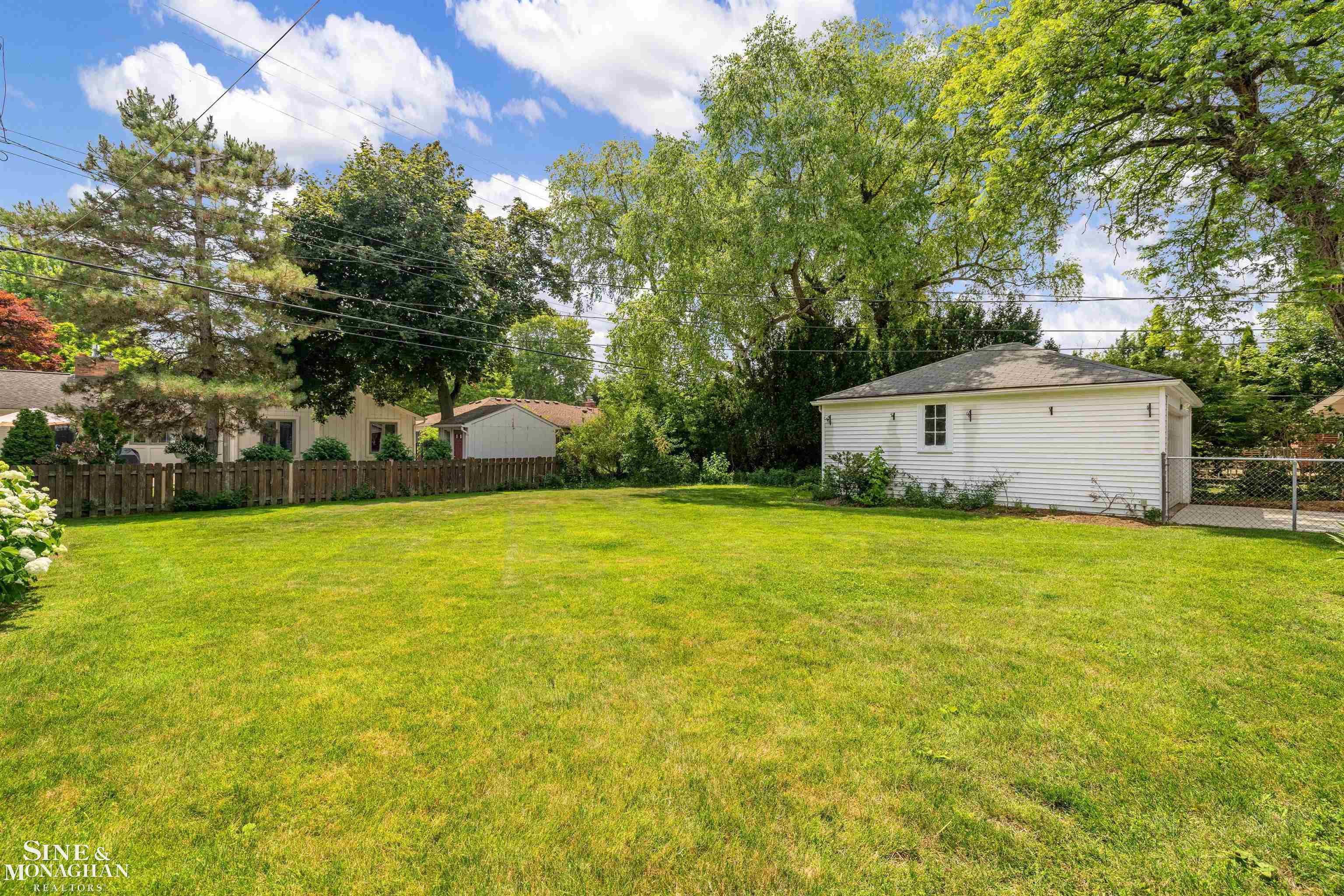 581 Hampton Road Grosse Pointe Woods, MI 48236 - Photo 38 of 60