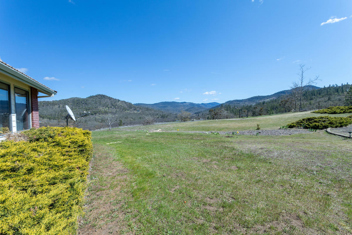 3990 East Antelope Road Eagle Point, OR 97524 - Photo 27 of 32 27