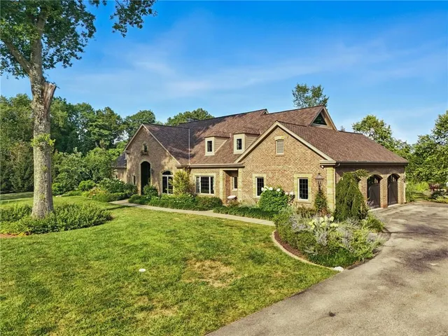 a view of a house with yard and plants