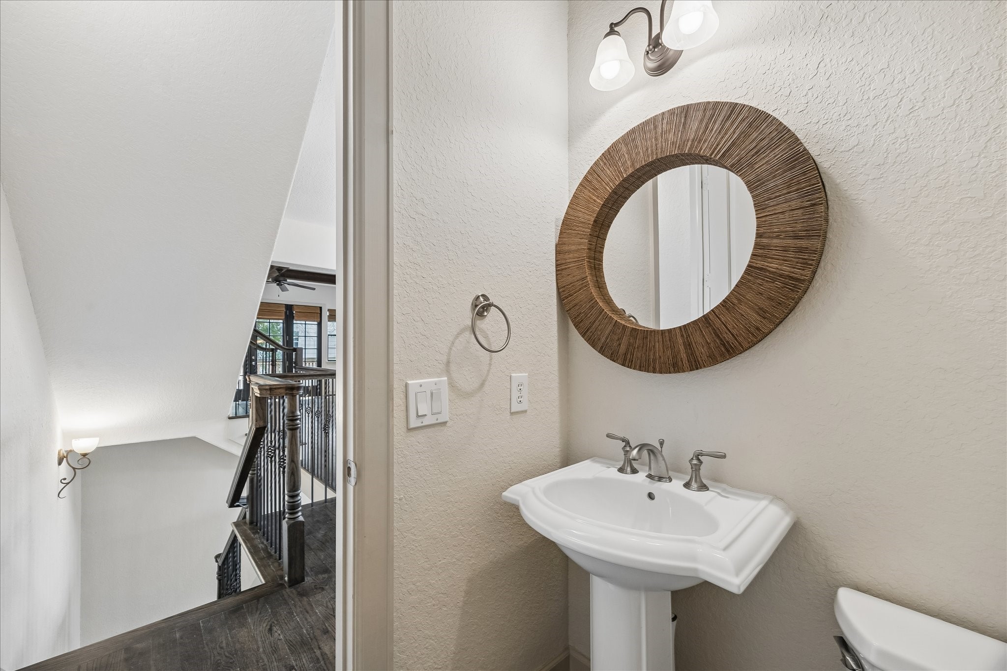 4301 Gibson Street Houston, TX 77007 - Photo 15 of 24 Guest bathroom located on second floor.