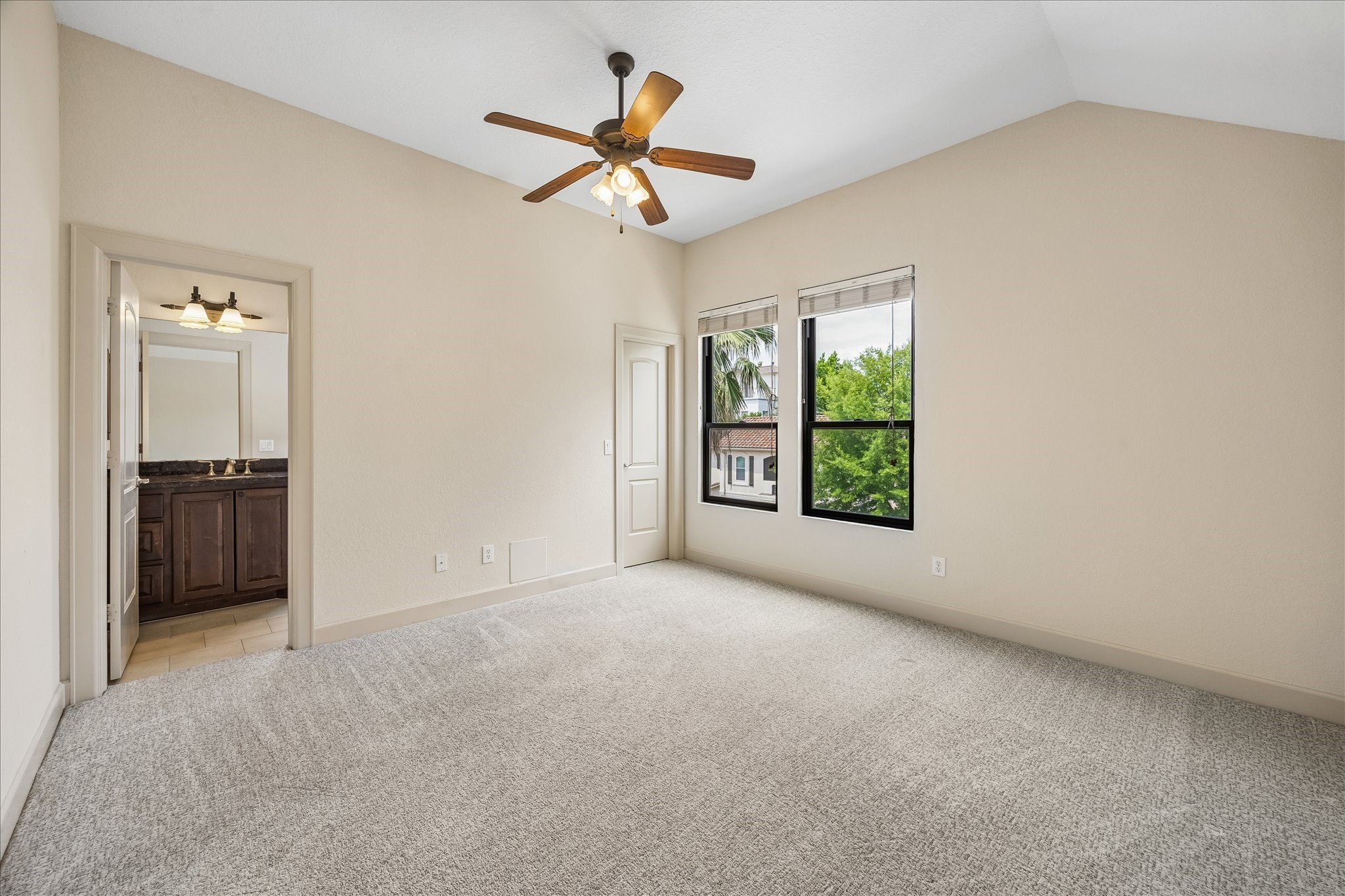 4301 Gibson Street Houston, TX 77007 - Photo 20 of 24 Secondary bedroom on third floor featuring an ensuite bathroom.