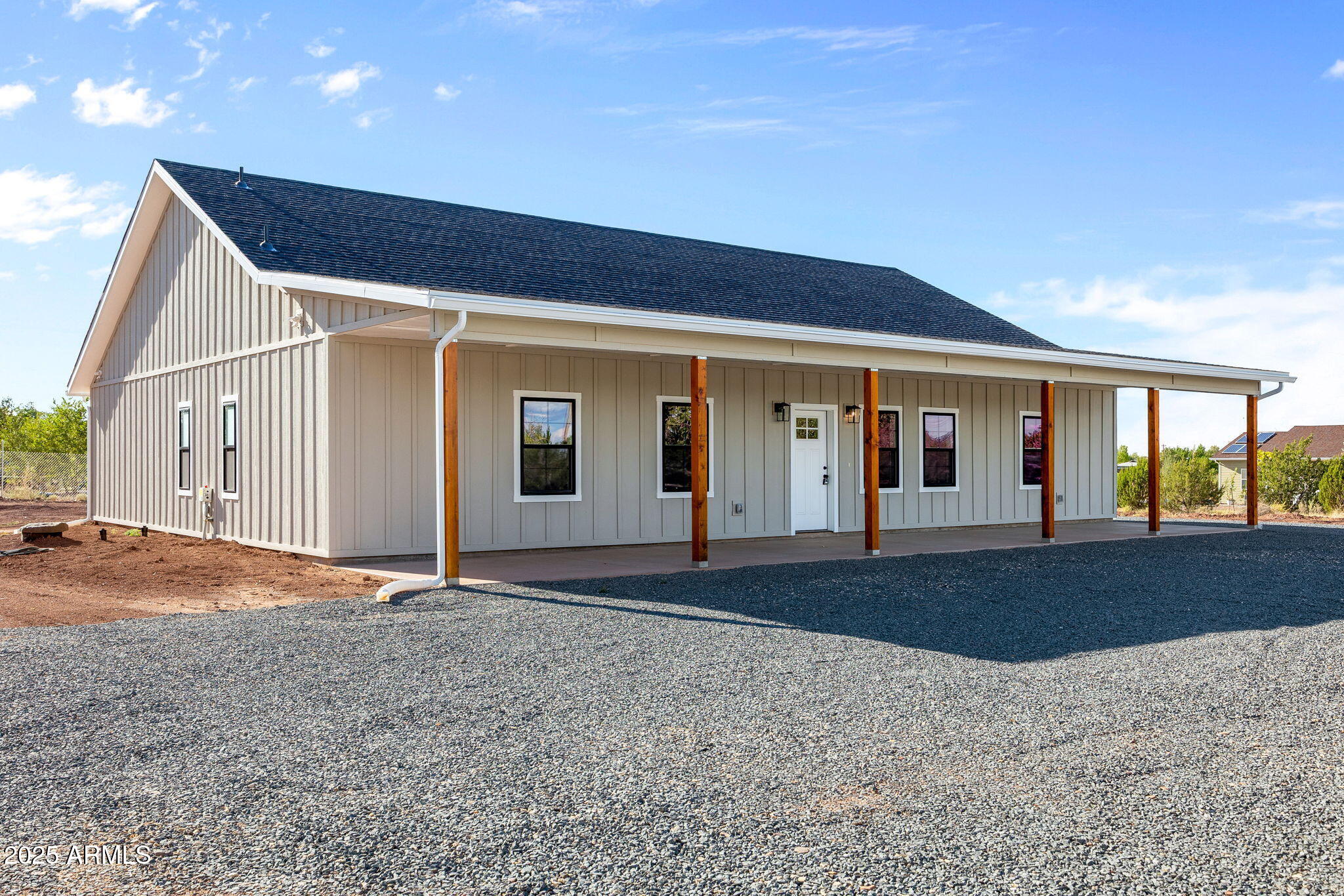 a view of a house with backyard and garden