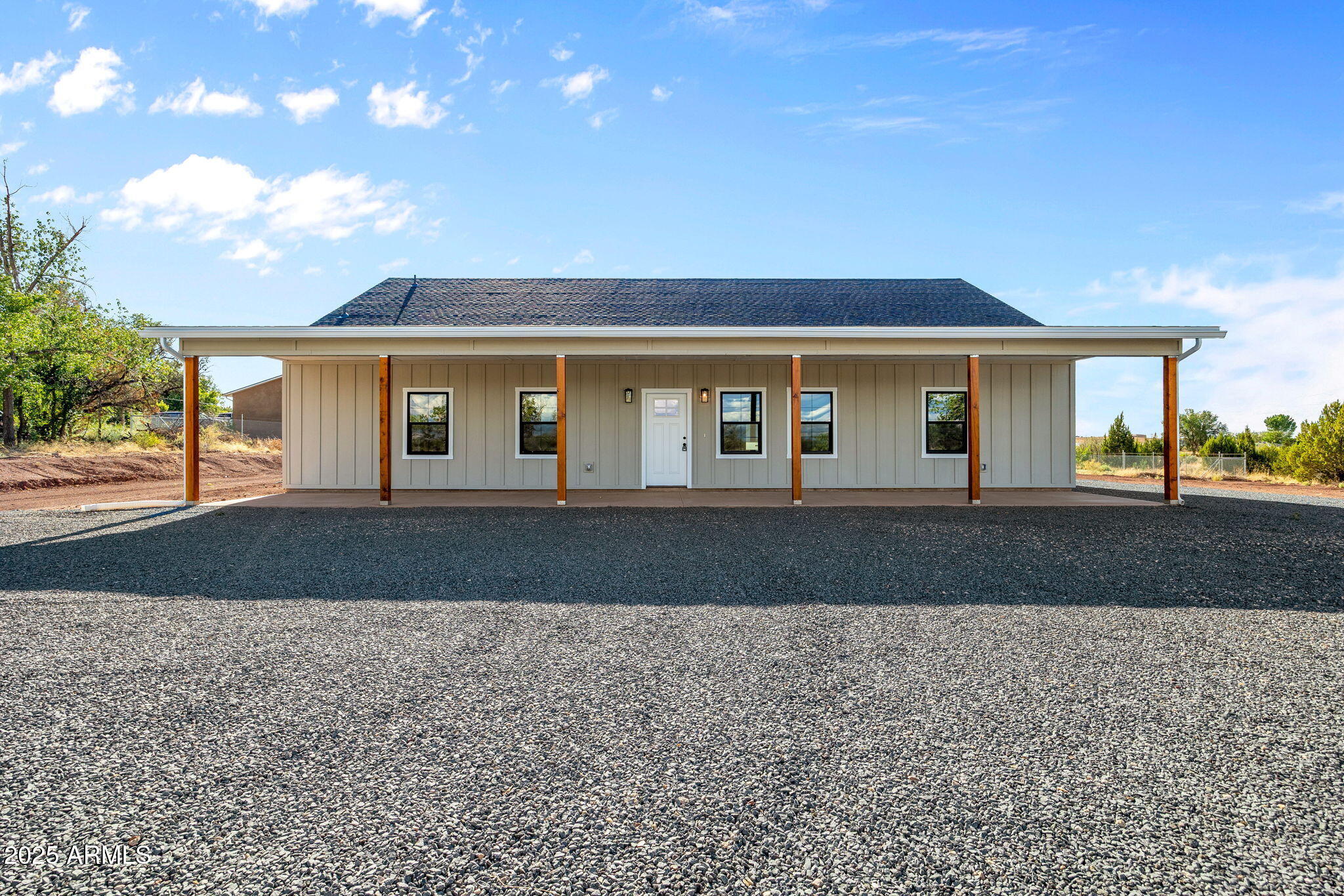 855 10th South St. Johns, AZ 85936 - Photo 2 of 41 front view of house with a yard