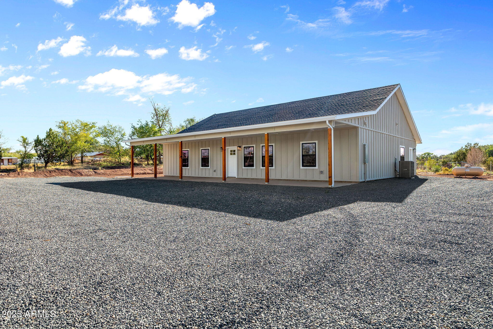 855 10th South St. Johns, AZ 85936 - Photo 3 of 41 a front view of a house with a yard