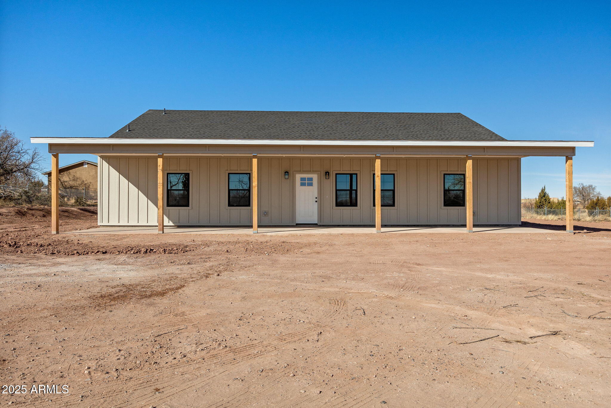 855 10th South St. Johns, AZ 85936 - Photo 7 of 41 a front view of a house with a yard