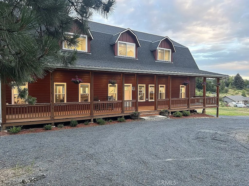 a view of a house with backyard and porch