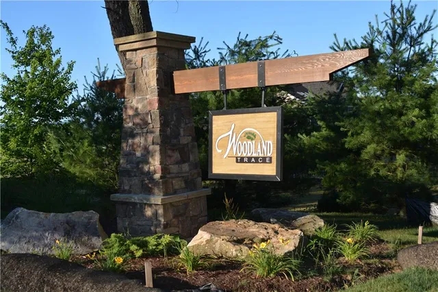 a sign that is sitting on a brick wall