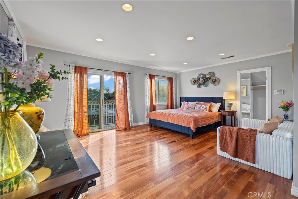 790 North El Molino Avenue Pasadena, CA 91104 - Photo 18 of 34 a bedroom with two beds and a large window