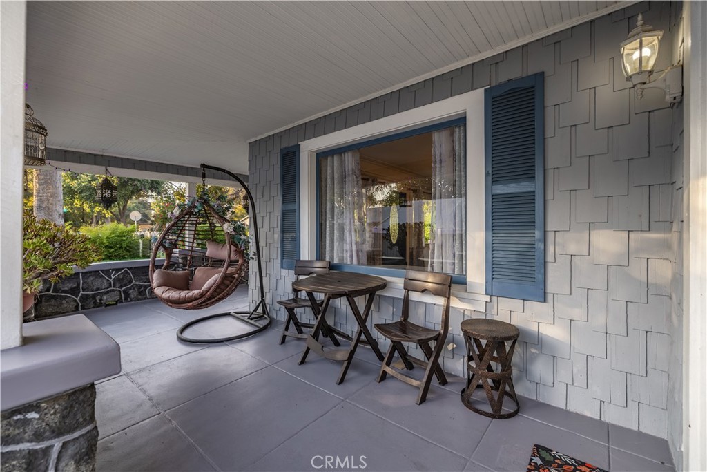 790 North El Molino Avenue Pasadena, CA 91104 - Photo 6 of 34 a view of a patio with dining table and chairs