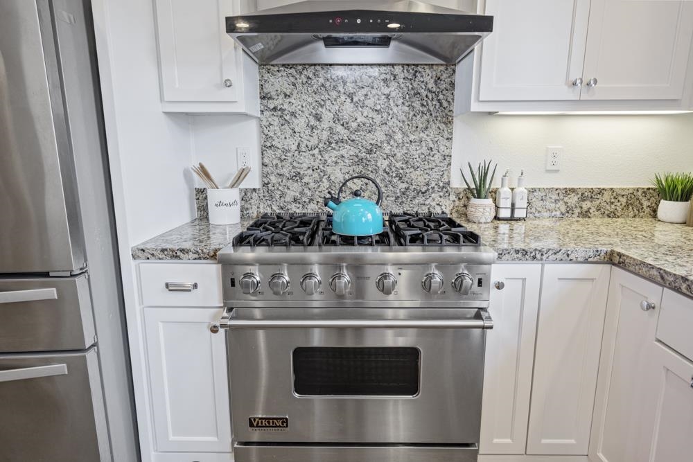 47236 Cavanaugh Common Fremont, CA 94539 - Photo 8 of 52 a stove top oven sitting inside of a kitchen