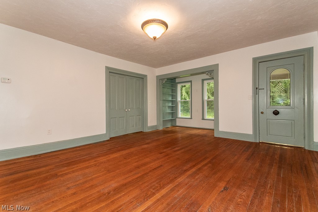 12285 Auburn Road Chardon, OH 44024 - Photo 15 of 35 Living room with buit-ins