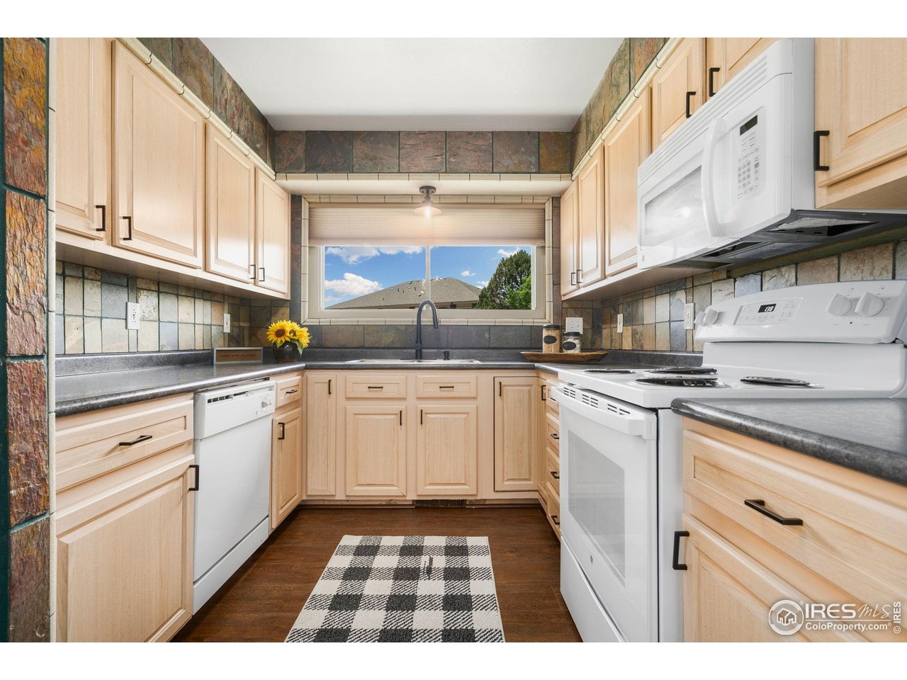 1935 Waters Edge Street, Unit F Fort Collins, CO 80526 - Photo 9 of 23 Kitchen