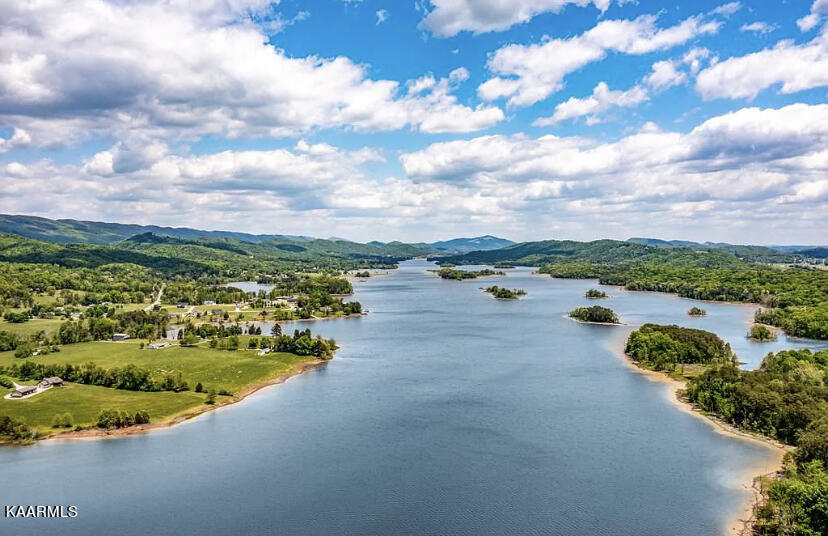 26 Masters Lane Bean Station, TN 37708 - Photo 4 of 11 8858C3BB-4B2F-4015-A84D-B0F5C8716D3B