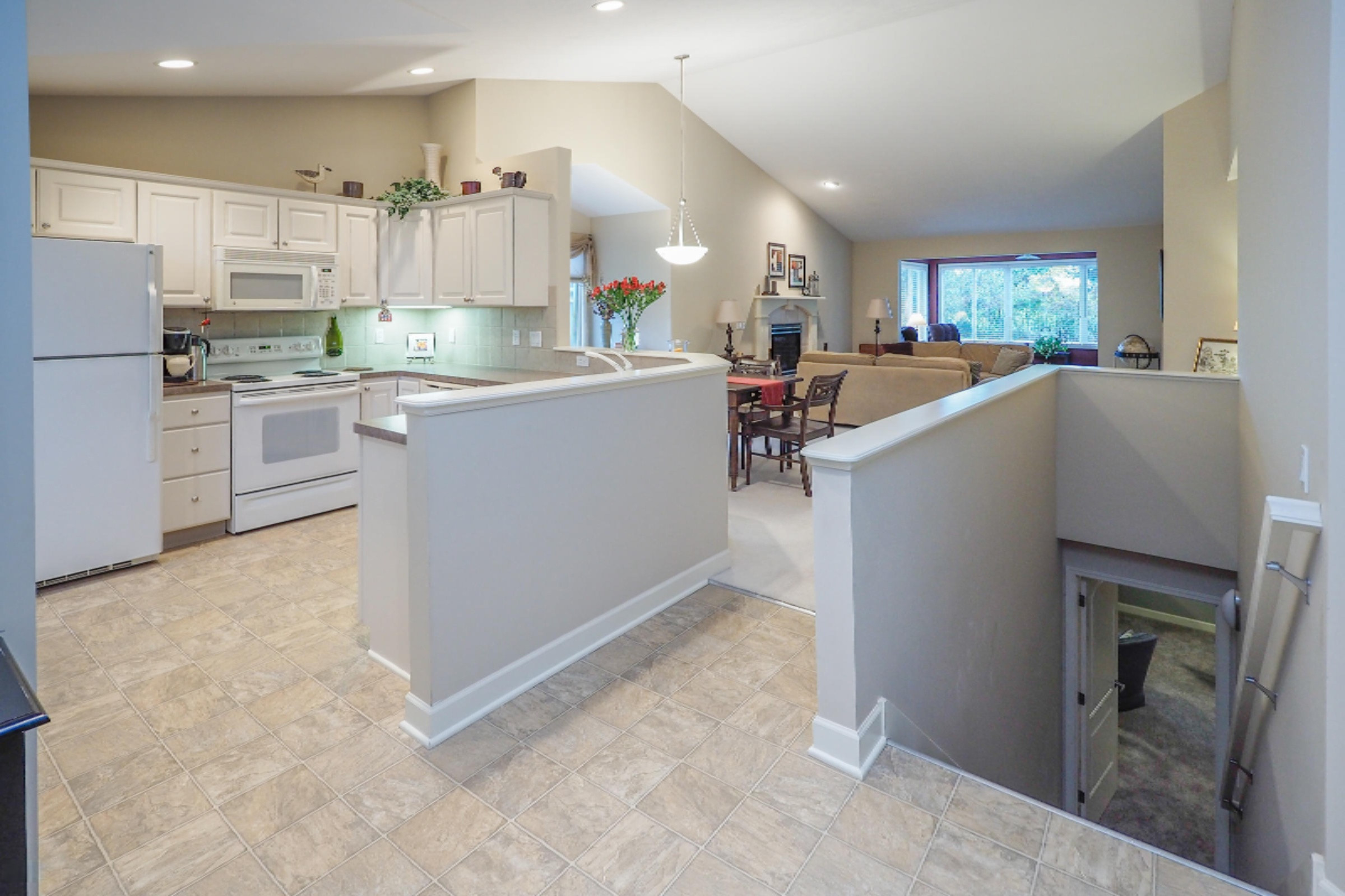 222 Round Hill Road Kalamazoo, MI 49009 - Photo 3 of 25 222 Round Hill Rd-102