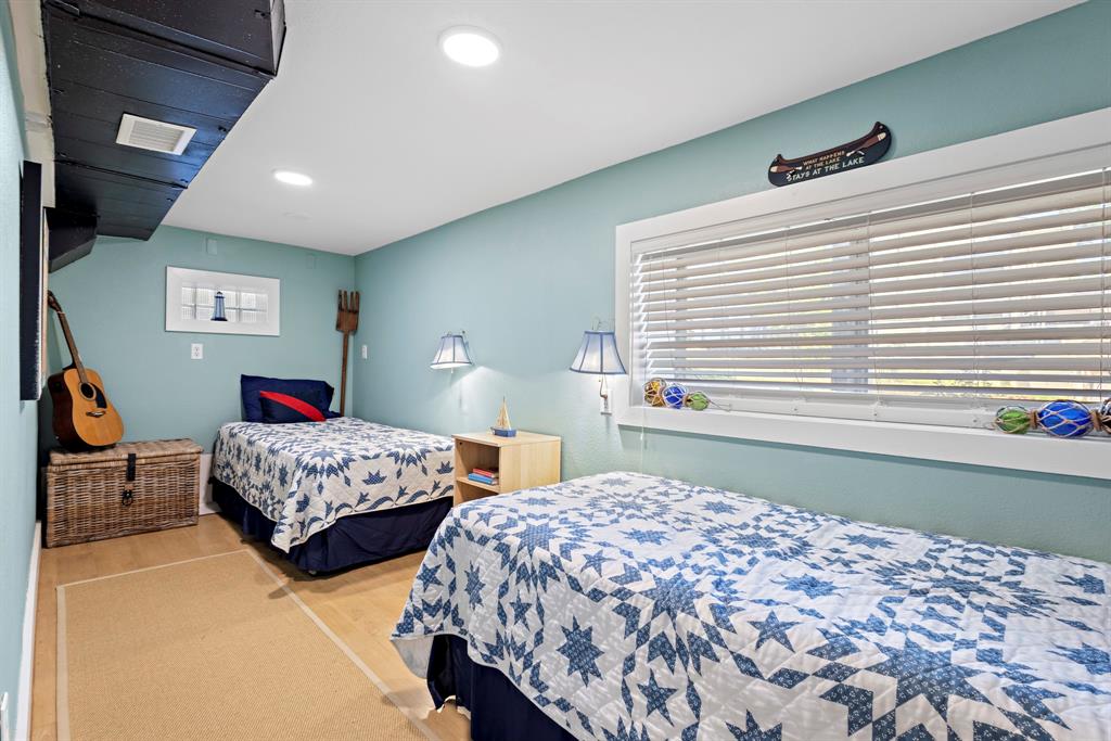 115 Isle Of View Drive Tool, TX 75143 - Photo 21 of 27 a bedroom with two beds and a window