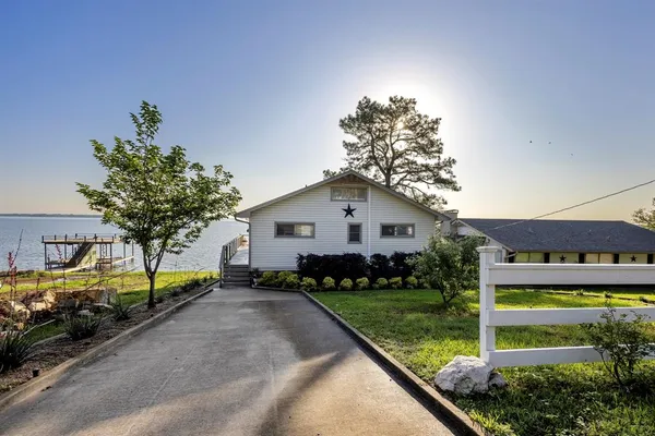 $715,000 | 115 Isle Of View Drive, Tool, TX 75143