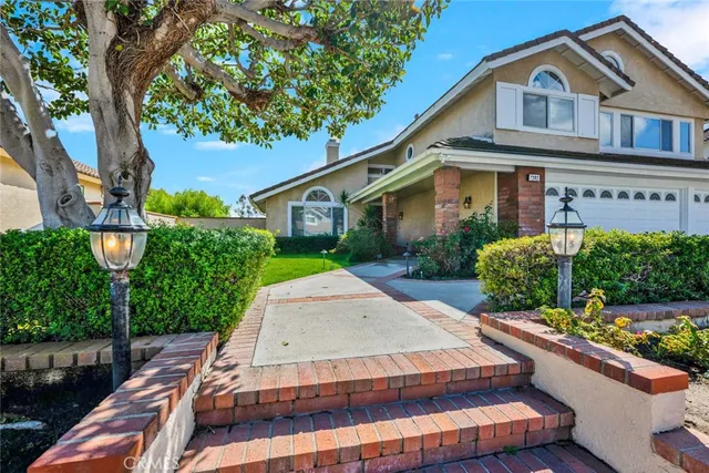 a view of a house with yard and plants