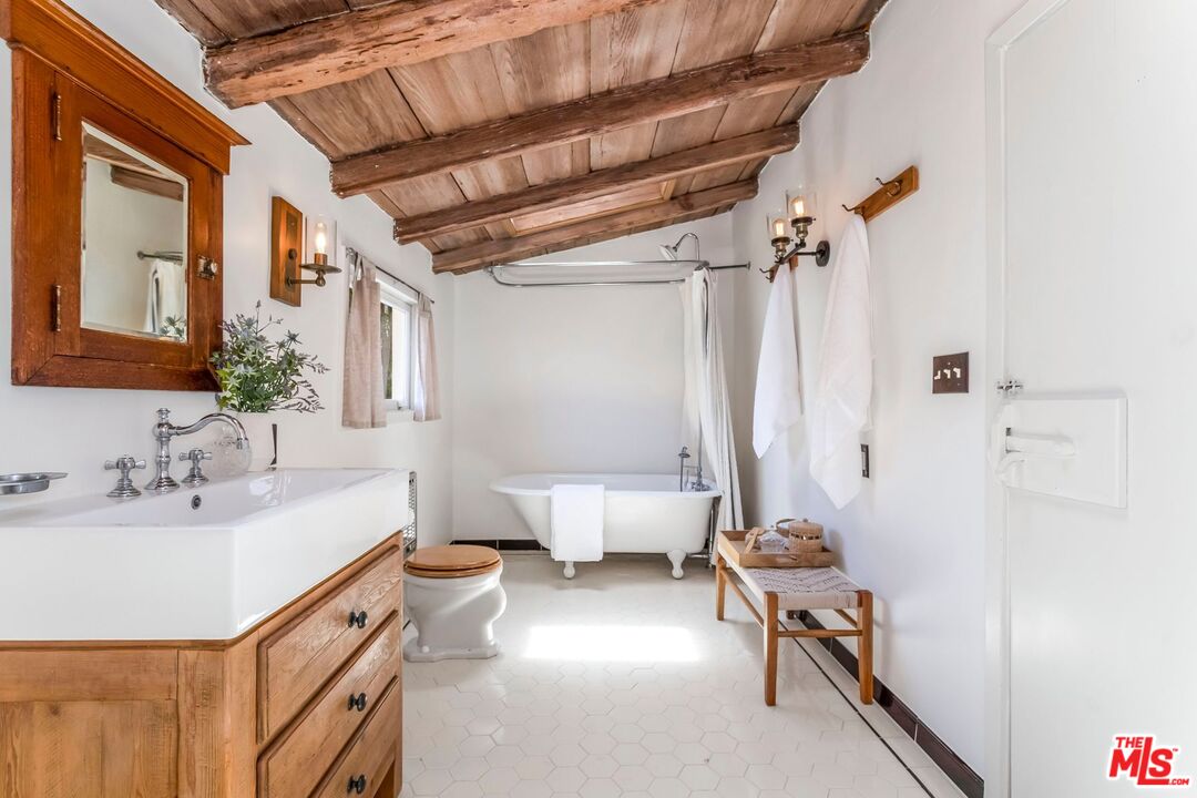 3940 Davana Road Sherman Oaks, CA 91423 - Photo 37 of 60 a bathroom with a sink double vanity and a bathtub