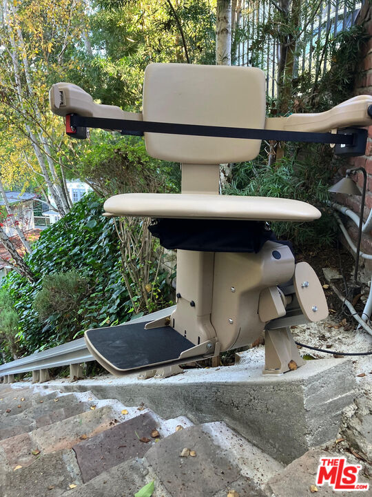 3940 Davana Road Sherman Oaks, CA 91423 - Photo 57 of 60 a view of outdoor space and yard