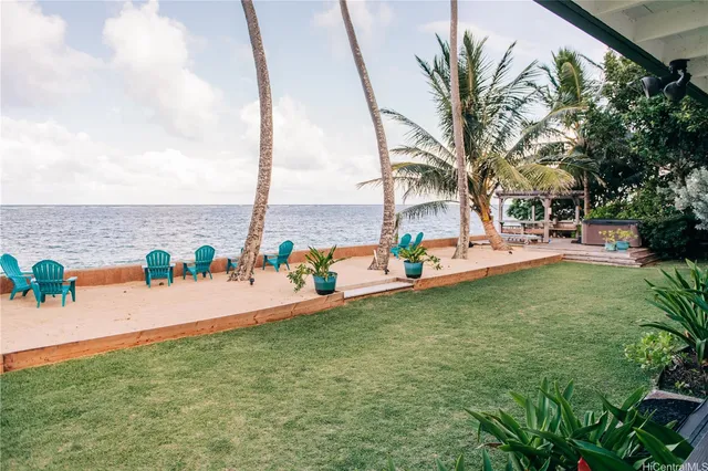 a view of a house with a backyard