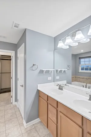 $560,000 | 305 Cronin Boulevard, Shorewood, IL 60404