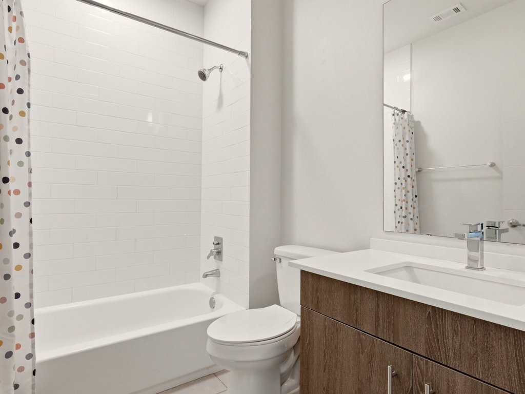 7805 Cooper Lane, Unit 608 Austin, TX 78745 - Photo 14 of 31 a bathroom with a sink a toilet and a bathtub