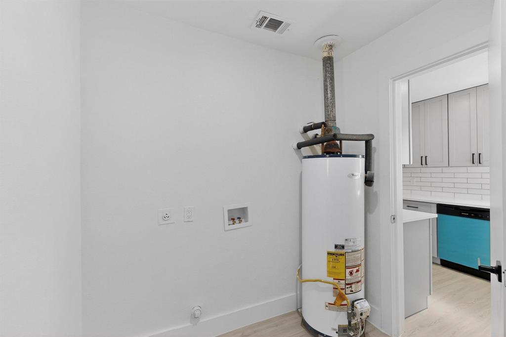 3318 Ridgefield Street Irving, TX 75062 - Photo 25 of 33 a bathroom with a bathtub