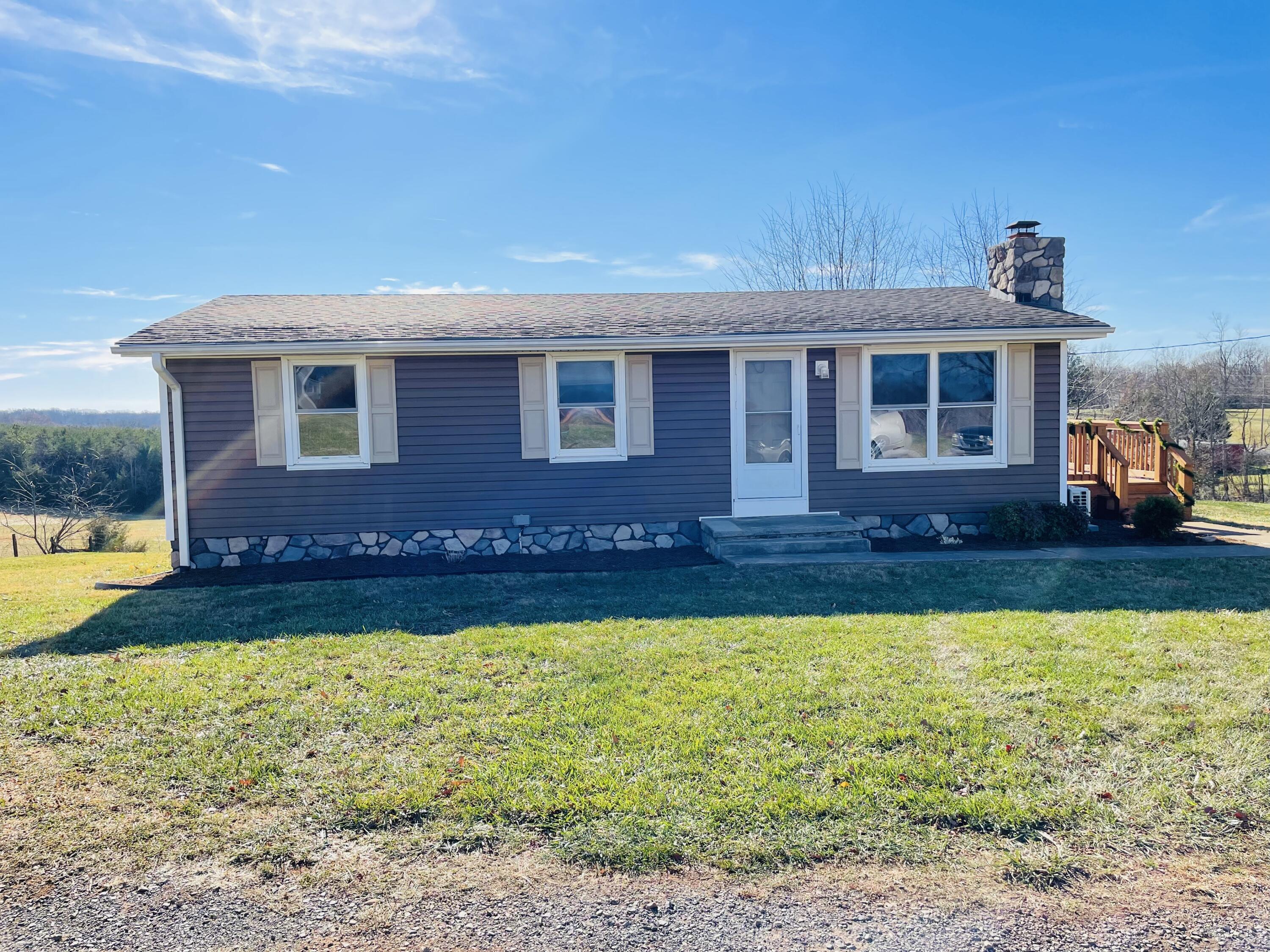 1578 Lipscomb Road Moneta, VA 24121 - Photo 2 of 38 IMG_3798