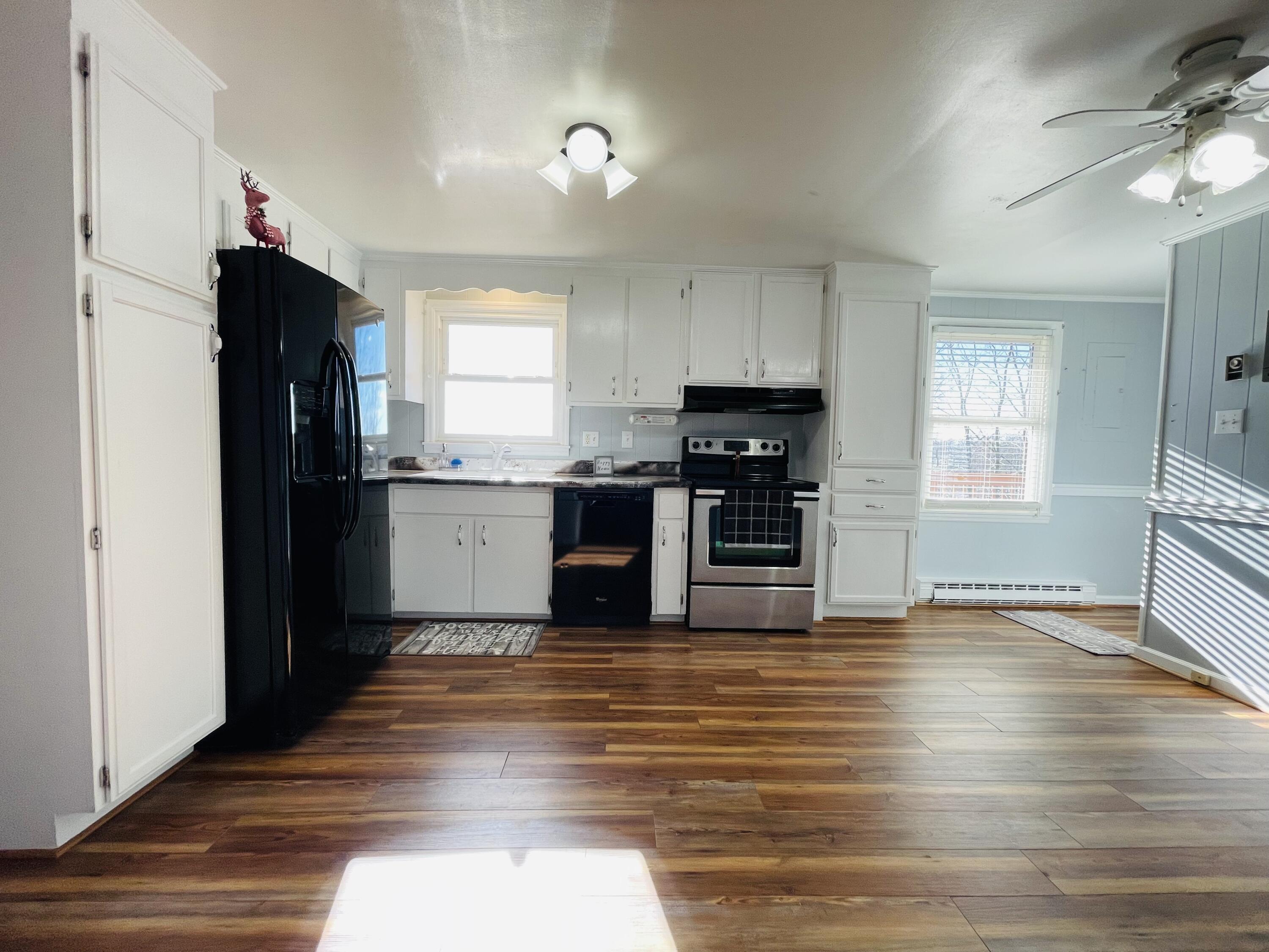1578 Lipscomb Road Moneta, VA 24121 - Photo 5 of 38 IMG_3775