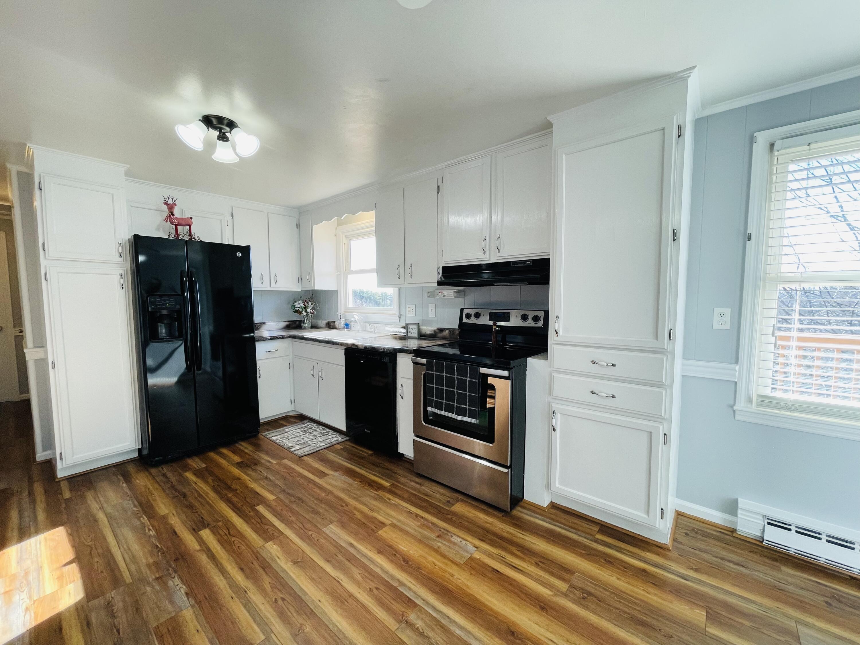 1578 Lipscomb Road Moneta, VA 24121 - Photo 6 of 38 IMG_3777