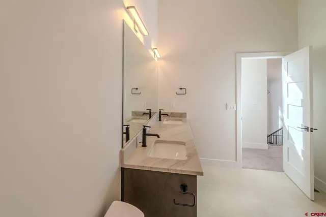 en empty room with windows and ceiling fan