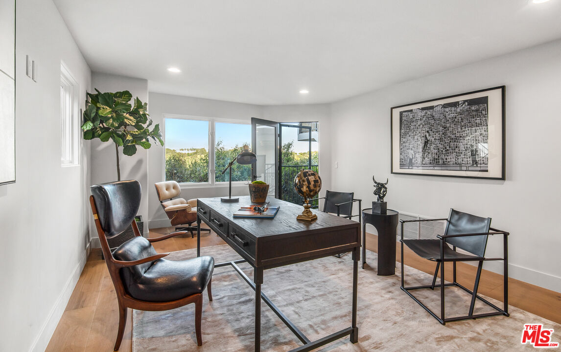 930 North Tigertail Road Los Angeles, CA 90049 - Photo 15 of 26
