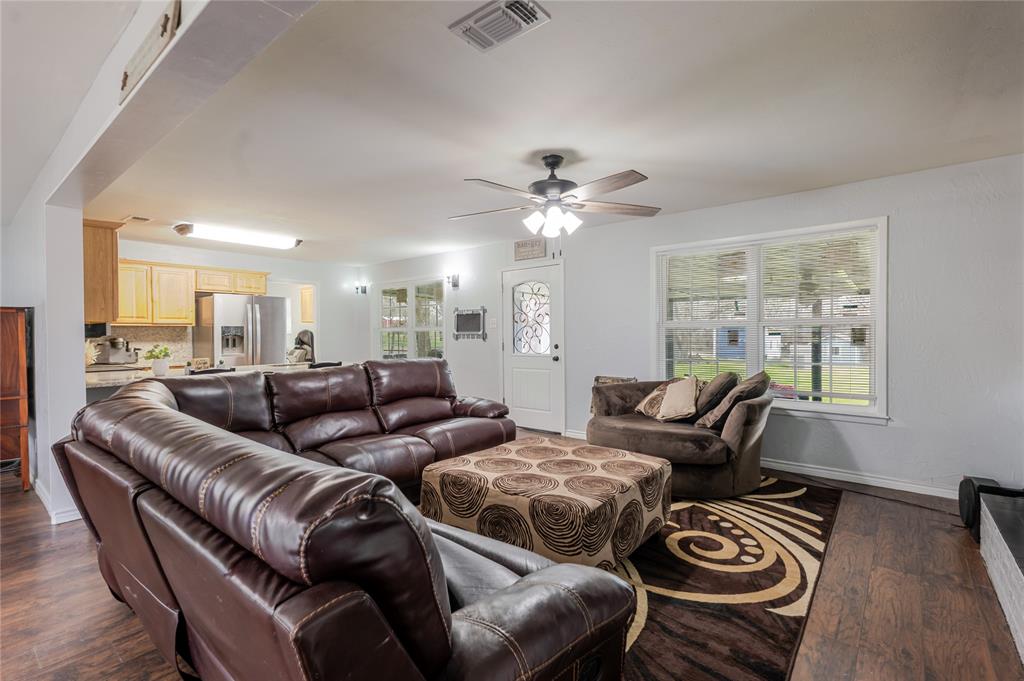 208 Yucca Drive Weatherford, TX 76087 - Photo 10 of 37