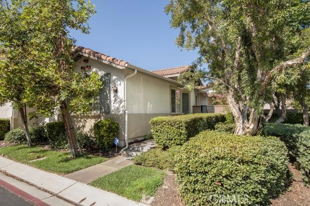 End Unit had plenty of Greenery surrounding & a beautiful backyard!