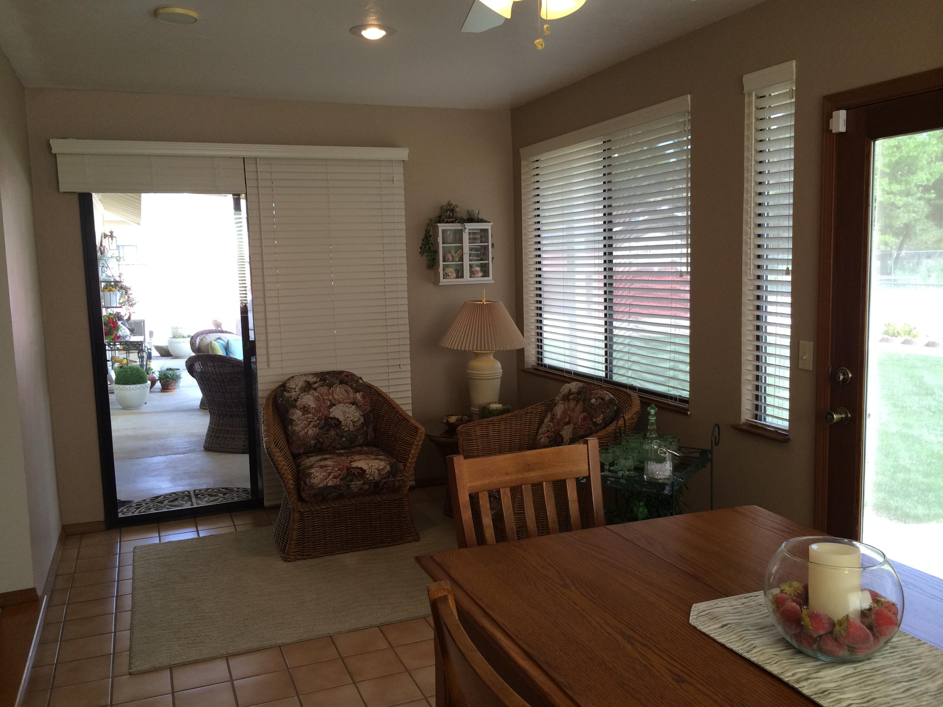 6577 Flicker Way Anderson, CA 96007 - Photo 31 of 41 a living room with furniture and a potted plant